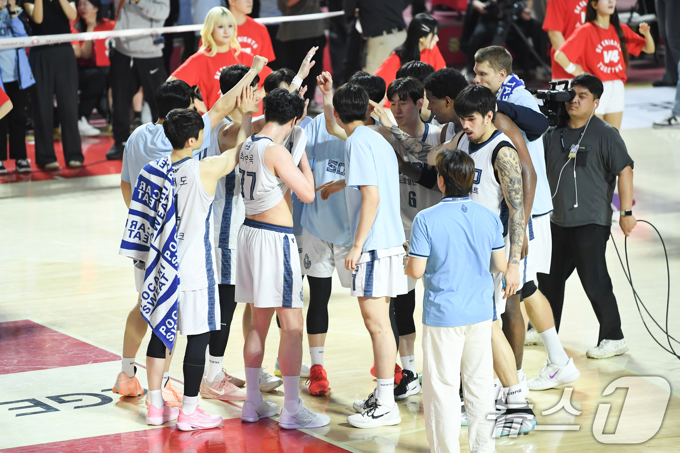 (서울=뉴스1) = 소노 스카이거너스 선수들이 14일 오후 서울 송파구 잠실학생체육관에서 열린 프로농구 6강 플레이오프 SK나이츠와의 경기에서 105:76으로 승리, 기뻐하고 있다 …
