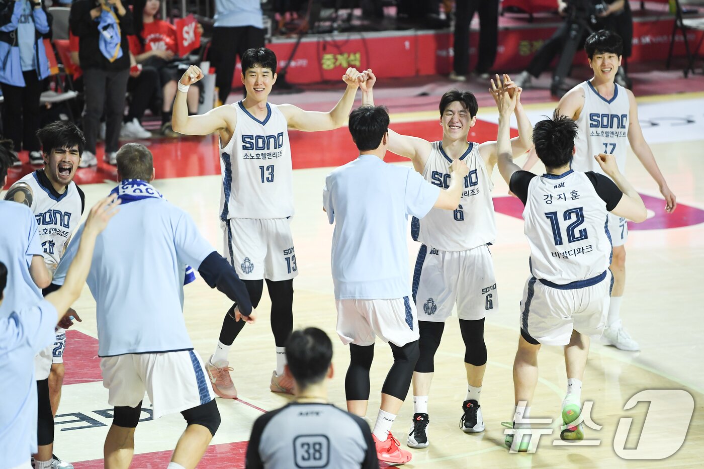 본문 이미지 - 소노 스카이거너스 선수들이 14일 오후 서울 송파구 잠실학생체육관에서 열린 프로농구 6강 플레이오프 SK나이츠와의 경기에서 105:76으로 승리, 기뻐하고 있다. (KBL 제공. 재판매 및 DB 금지) 2026.4.14 ⓒ 뉴스1