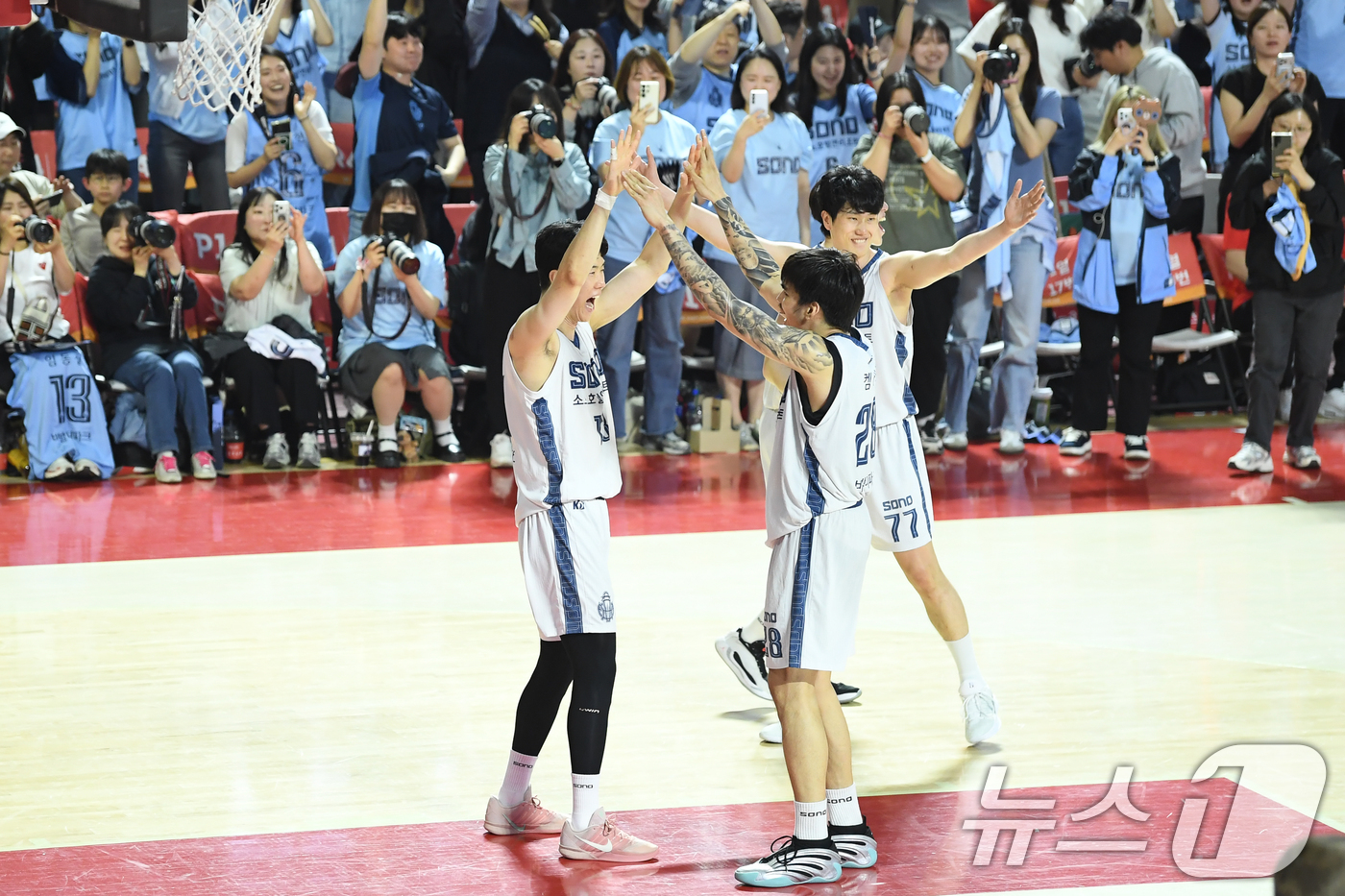 (서울=뉴스1) = 소노 스카이거너스 선수들이 14일 오후 서울 송파구 잠실학생체육관에서 열린 프로농구 6강 플레이오프 SK나이츠와의 경기에서 105:76으로 승리, 기뻐하고 있다 …