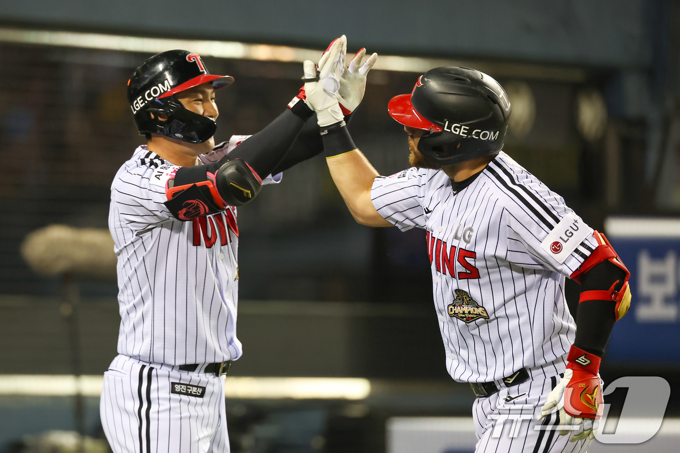 (서울=뉴스1) = 14일 오후 서울 송파구 잠실야구장에서 열린 2026 신한 SOL KBO리그 롯데 자이언츠와 LG 트윈스의 경기 8회초 무사 상황, LG 오스틴이 홈런을 친 뒤 …