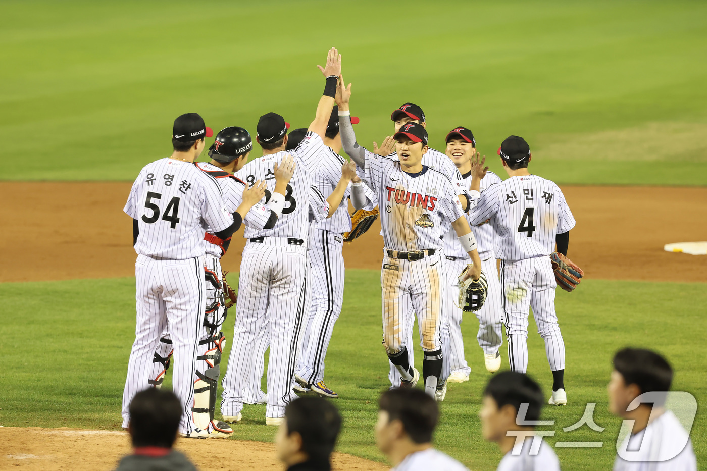(서울=뉴스1) = LG 트윈스 선수들이 14일 오후 서울 송파구 잠실야구장에서 2026 신한 SOL KBO리그 롯데 자이언츠와의 경기에서 2:1로 승리한 뒤 기뻐하고 있다. (L …
