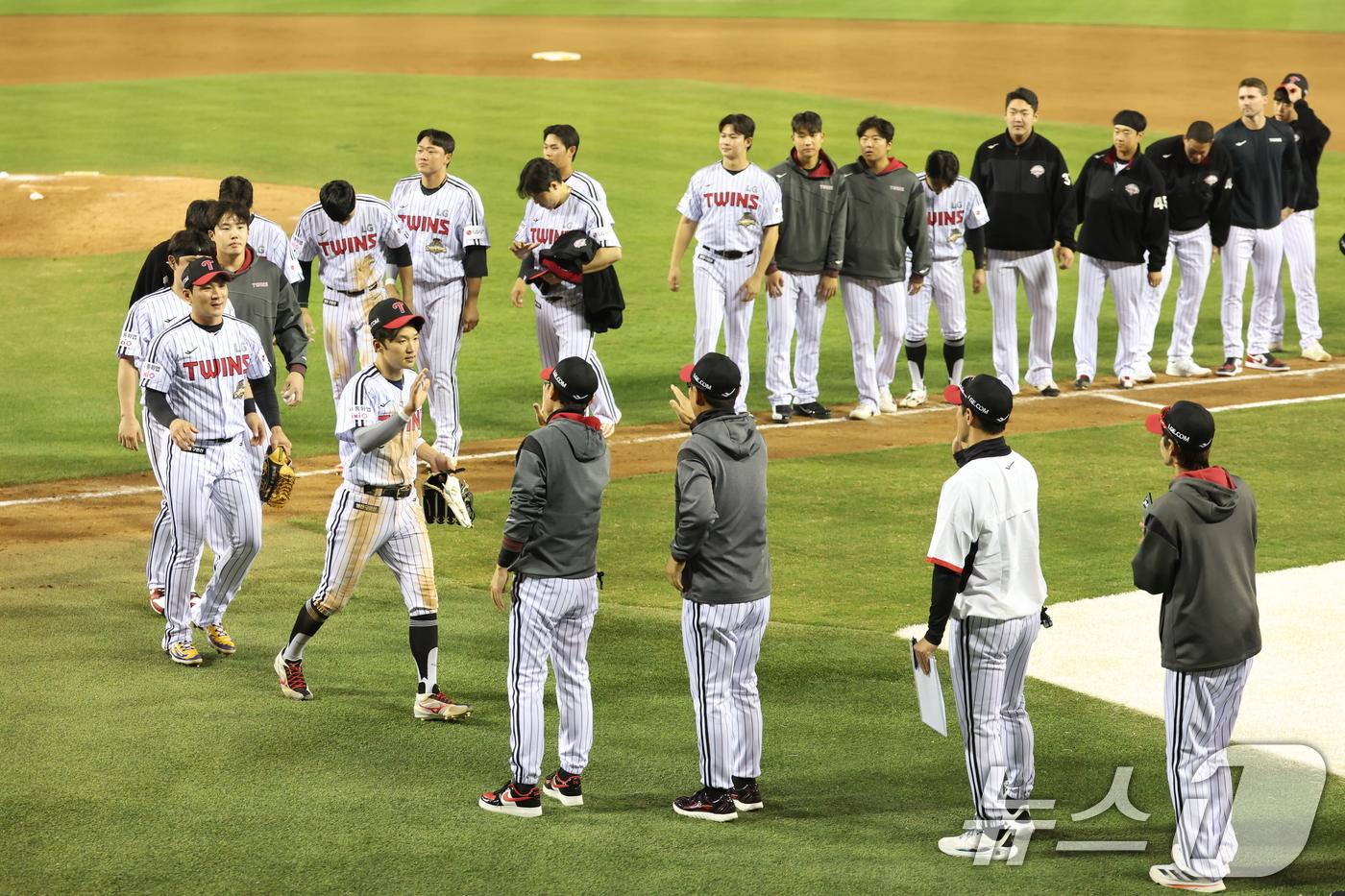 (서울=뉴스1) = LG 트윈스 선수들이 14일 오후 서울 송파구 잠실야구장에서 2026 신한 SOL KBO리그 롯데 자이언츠와의 경기에서 2:1로 승리한 뒤 기뻐하고 있다. (L …