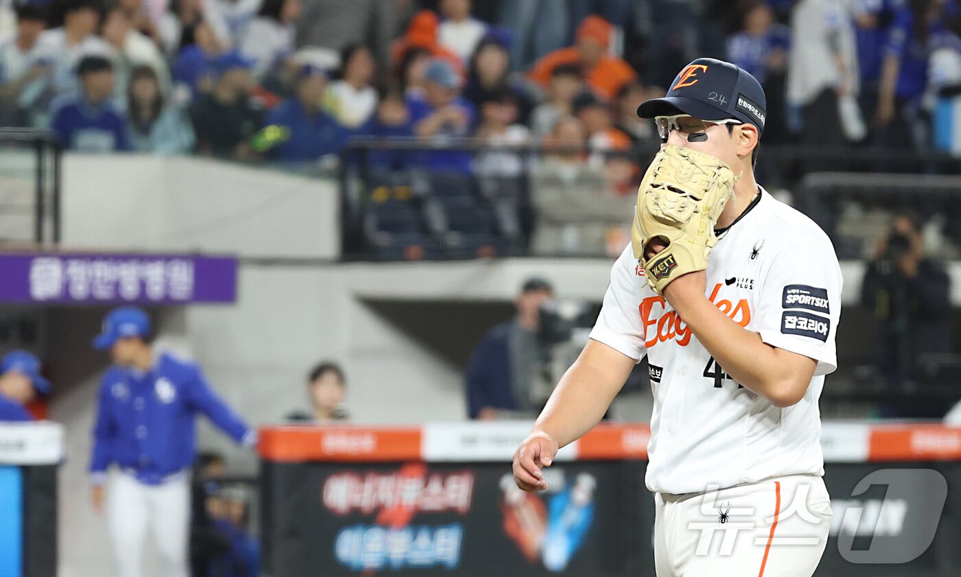 본문 이미지 - 14일 대전 한화생명볼파크에서 열린 2026 신한 SOL KBO리그 삼성 라이온즈와 한화 이글스의 경기 8회초 2사 만루 상황, 한화 김서현이 구원 등판 이닝을 마무리 하며 더그아웃으로 들어오고 있다. 2026.4.14 ⓒ 뉴스1 김기남 기자