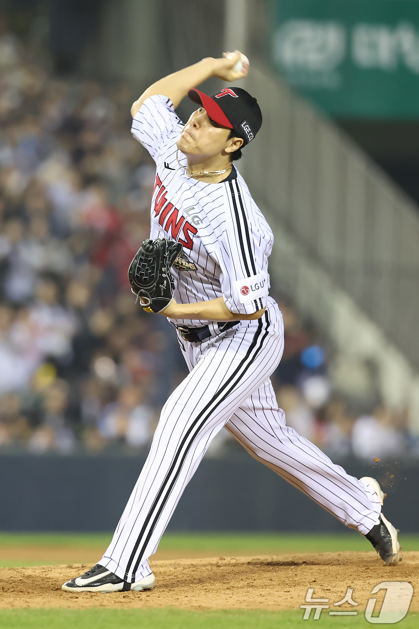 (서울=뉴스1) = 14일 오후 서울 송파구 잠실야구장에서 열린 2026 신한 SOL KBO리그 롯데 자이언츠와 LG 트윈스의 경기 8회초 무사 상황, LG 김진성이 역투하고 있다 …