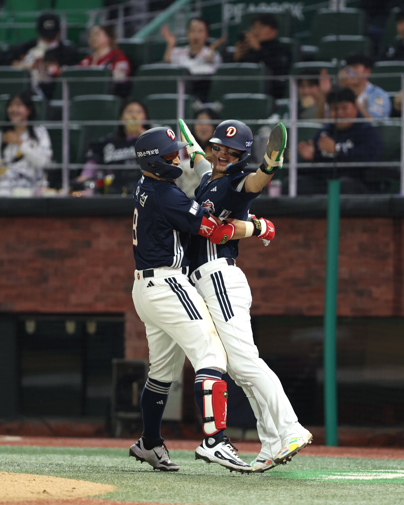 본문 이미지 - 두산 베어스 손아섭(왼쪽). (두산 제공)