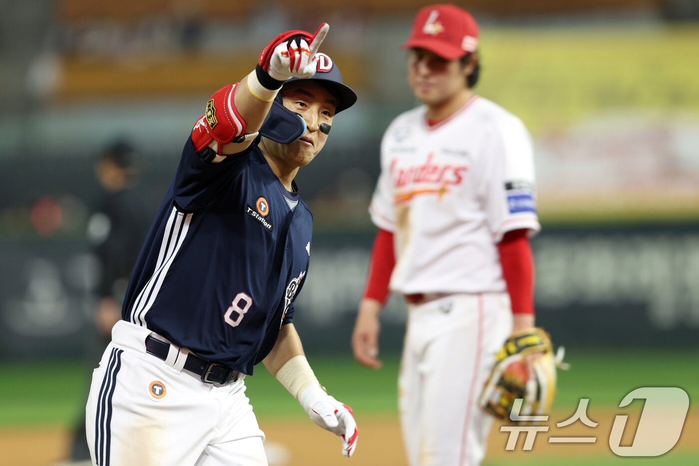 본문 이미지 - 두산 베어스 유니폼을 입은 손아섭이 14일 인천 SSG 랜더스필드에서 열린 2026 신한 SOL뱅크 KBO리그 SSG 랜더스와의 원정 경기에서 2번 지명타자로 선발 출장해 5타석 3타수 1안타(1홈런) 2득점 2타점 2볼넷으로 맹활약했다. (두산베어스 제공. 재판매 및 DB 금지) 2026.4.14 ⓒ 뉴스1