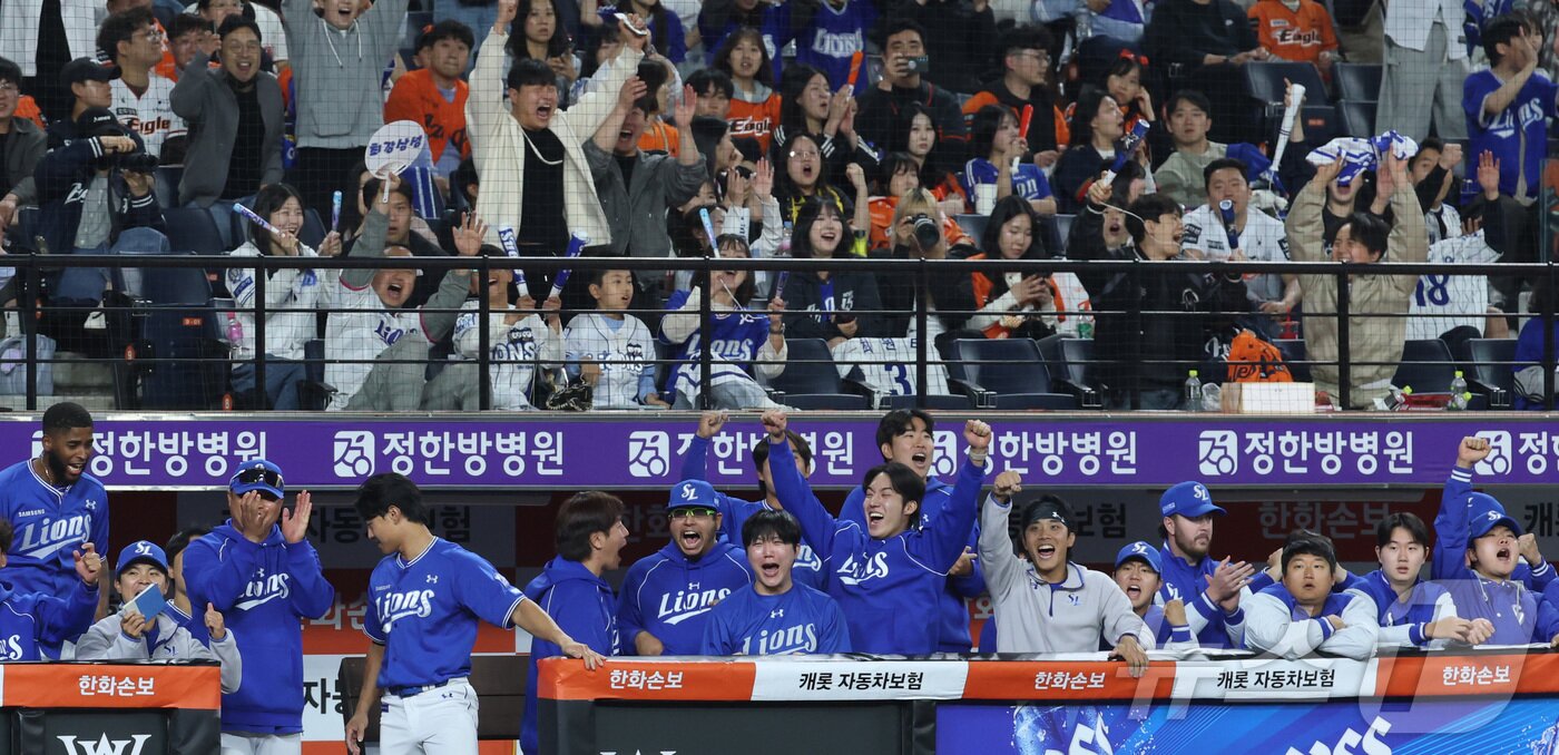 본문 이미지 - 14일 대전 한화생명볼파크에서 열린 2026 신한 SOL KBO리그 삼성 라이온즈와 한화 이글스의 경기에서 9회초 한화 김서현의 볼넷으로 역전한 삼성 더드아웃 선수들이 환호하고 있다. 2026.4.14 ⓒ 뉴스1 김기남 기자