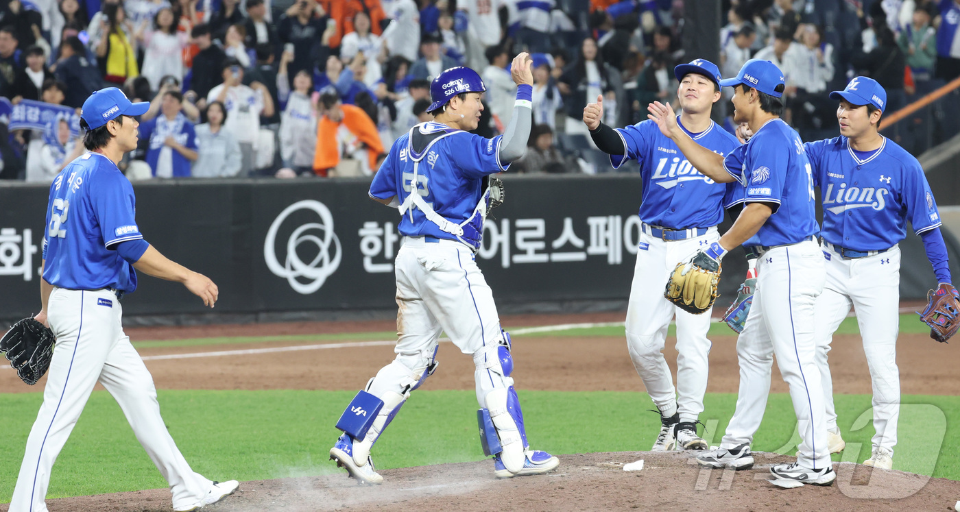 (대전=뉴스1) 김기남 기자 = 14일 대전 한화생명볼파크에서 열린 2026 신한 SOL KBO리그 삼성 라이온즈와 한화 이글스의 경기에서 9회 역전승을 거둔 삼성 선수들이 기뻐하 …