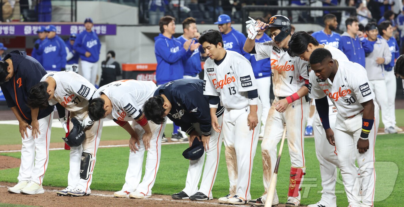 본문 이미지 - 14일 대전 한화생명볼파크에서 열린 2026 신한 SOL KBO리그 삼성 라이온즈와 한화 이글스의 경기에서 9회 역전패 당한 한화 선수단이 인사하고 있다. 2026.4.14 ⓒ 뉴스1 김기남 기자