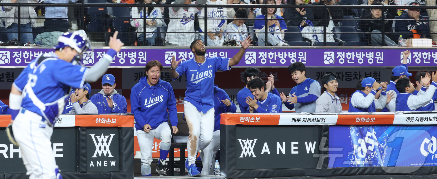 (대전=뉴스1) 김기남 기자 = 14일 대전 한화생명볼파크에서 열린 2026 신한 SOL KBO리그 삼성 라이온즈와 한화 이글스의 경기에서 9회 역전승을 거둔 삼성 선수들이 기뻐하 …