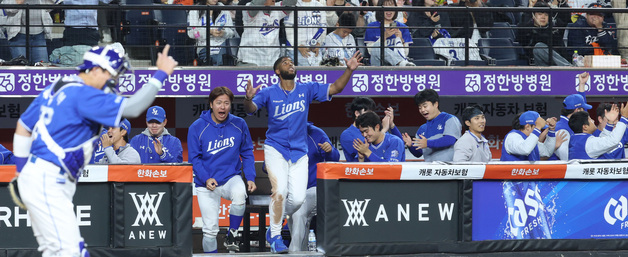 9회 극적 역전승에 기뻐하는 삼성