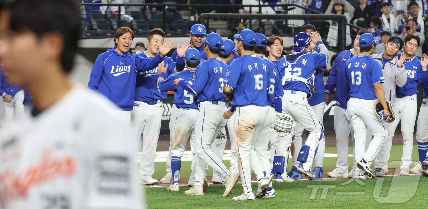 (대전=뉴스1) 김기남 기자 = 14일 대전 한화생명볼파크에서 열린 2026 신한 SOL KBO리그 삼성 라이온즈와 한화 이글스의 경기에서 9회 역전승을 거둔 삼성 선수들이 기뻐하 …