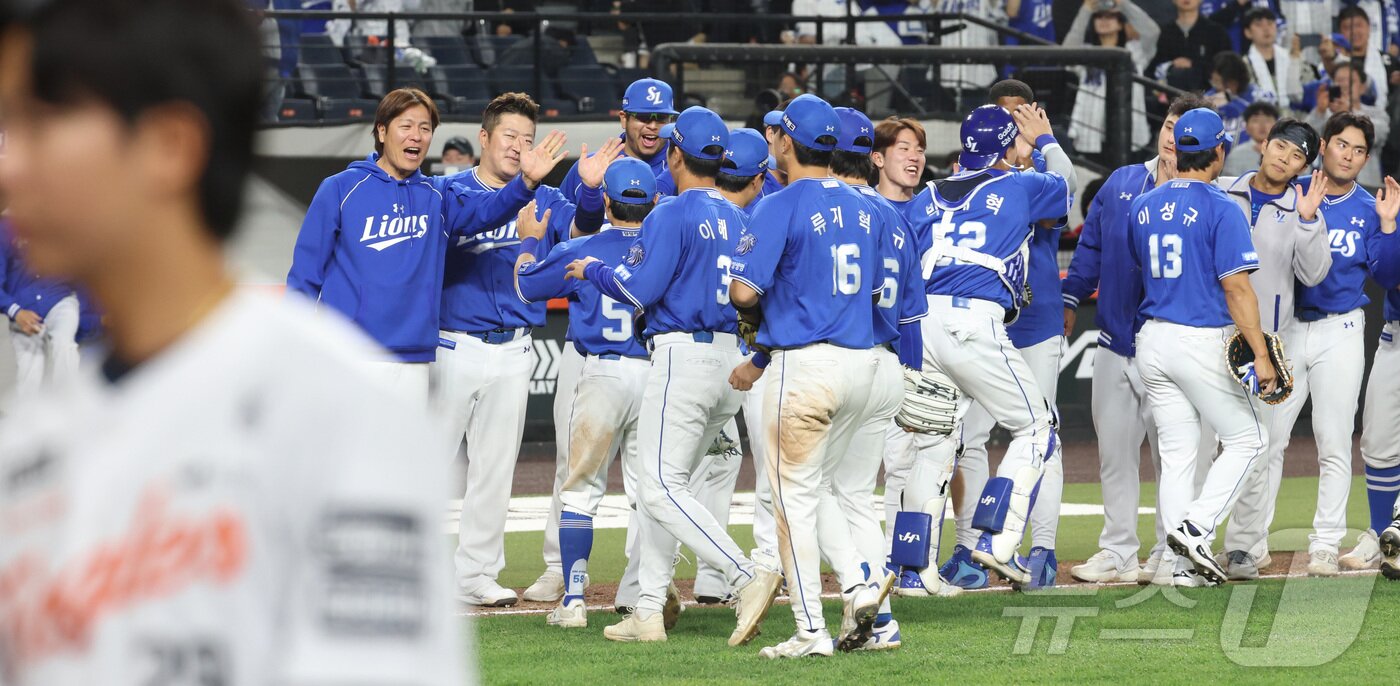 본문 이미지 - 14일 대전 한화생명볼파크에서 열린 2026 신한 SOL KBO리그 삼성 라이온즈와 한화 이글스의 경기에서 9회 역전승을 거둔 삼성 선수들이 기뻐하고 있다. 2026.4.14 ⓒ 뉴스1 김기남 기자