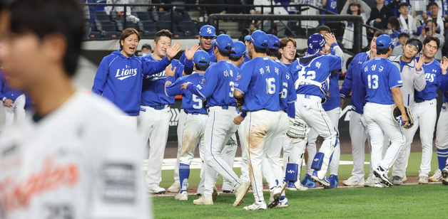9회 극적 역전승에 기뻐하는 삼성