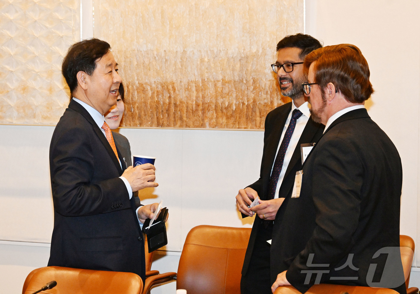 (뉴욕=뉴스1) = 구윤철 부총리 겸 재정경제부 장관이 14일(현지시간) 미국 뉴욕 주UN 대한민국 대표부에서 한국경제 투자설명회(IR) 시작에 앞서 월가 주요 투자자들과 대화를 …