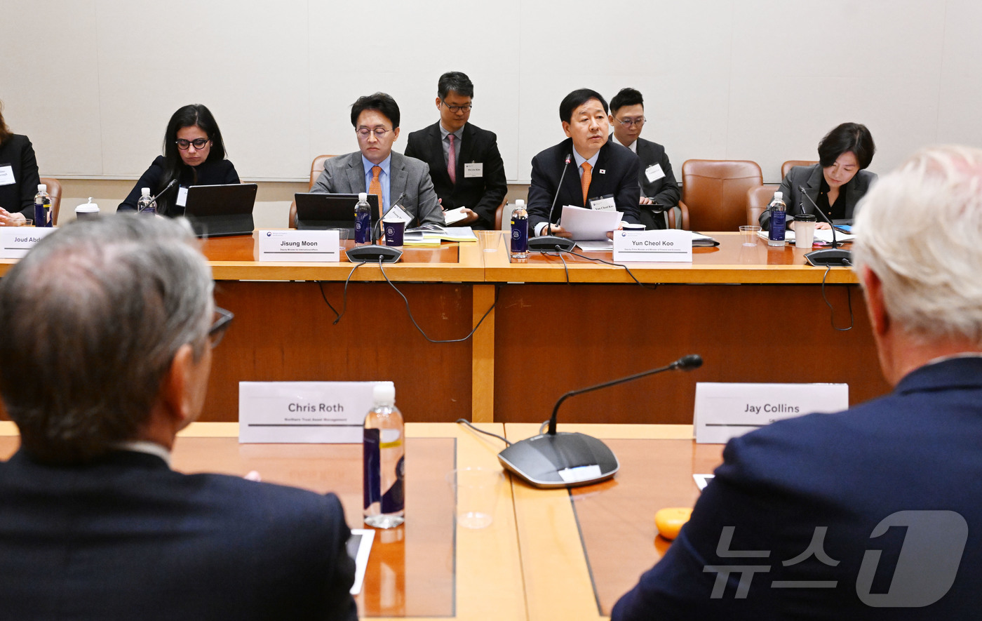 (뉴욕=뉴스1) = 구윤철 부총리 겸 재정경제부 장관이 14일(현지시간) 미국 뉴욕 주UN 대한민국 대표부에서 한국경제 투자설명회(IR)를 개최, 월가 주요 투자자들에게 중동상황 …