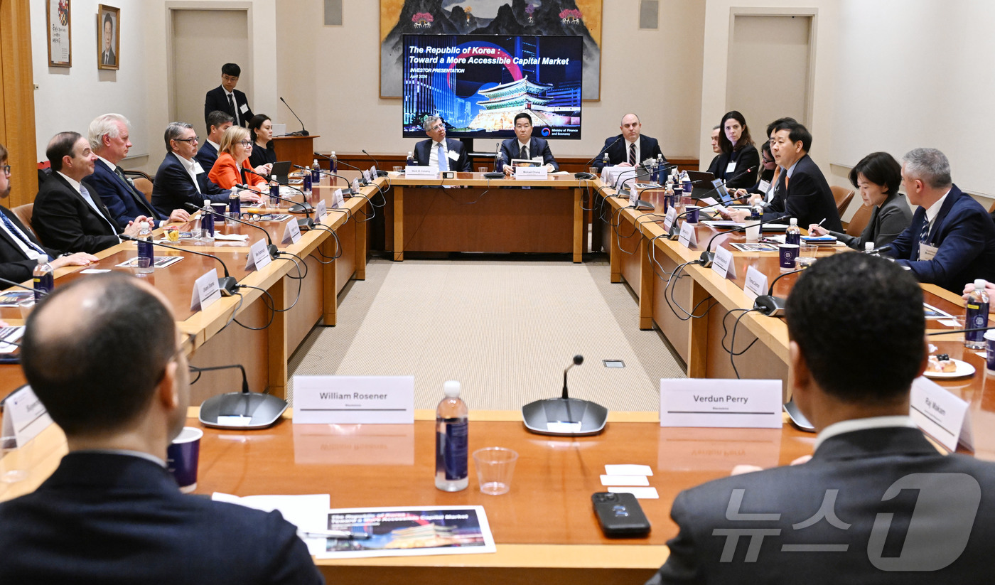 (뉴욕=뉴스1) = 구윤철 부총리 겸 재정경제부 장관이 14일(현지시간) 미국 뉴욕 주UN 대한민국 대표부에서 한국경제 투자설명회(IR)를 개최, 월가 주요 투자자들에게 중동상황 …