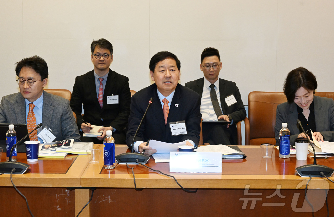 (뉴욕=뉴스1) = 구윤철 부총리 겸 재정경제부 장관이 14일(현지시간) 미국 뉴욕 주UN 대한민국 대표부에서 한국경제 투자설명회(IR)를 개최, 월가 주요 투자자들에게 중동상황 …