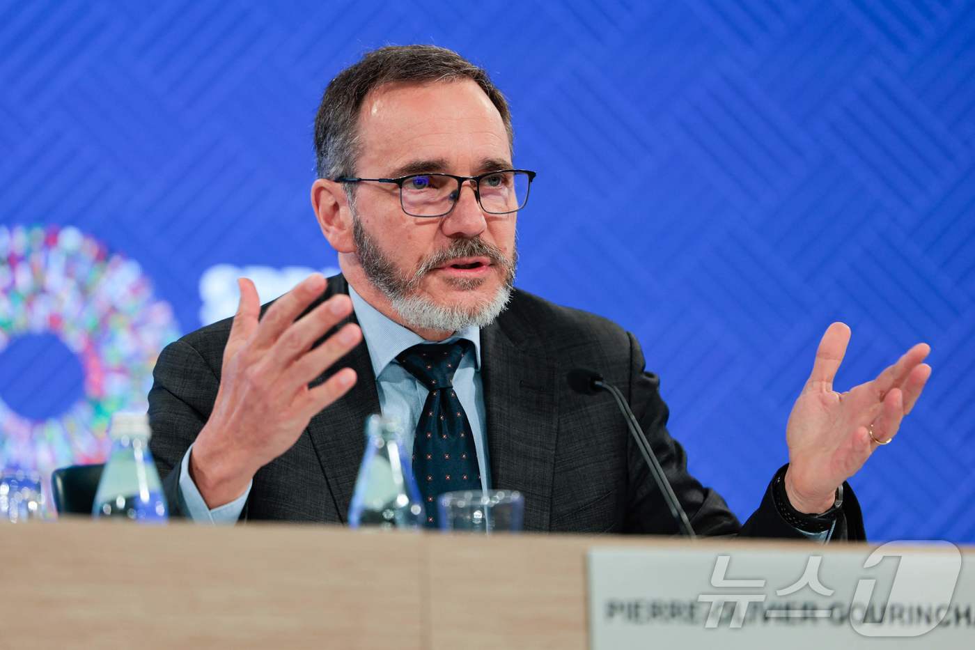 (AFP=뉴스1) 류정민 특파원 = 피에르-올리비에 고린샤스 국제통화기금(IMF) 수석 이코노미스트가 14일(현지시간) 세계경제전망(WEO)에 대한 브리핑에서 발언하고 있다. IM …