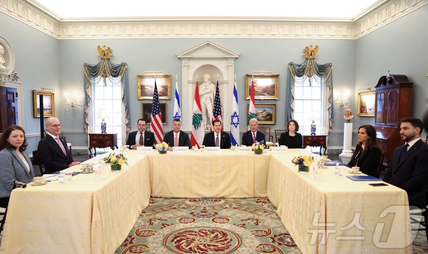 (워싱턴DC 로이터=뉴스1) 류정민 특파원 = 14일(현지시간) 미국 워싱턴DC 국무부 청사에서 마코 루비오 국무장관(가운데)이 예히엘 라이터 주미이스라엘 대사(사진 왼쪽에서 두번 …