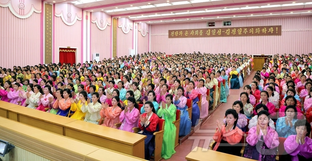 (평양 노동신문=뉴스1) = 북한 노동당 기관지 노동신문은 15일 김일성 주석 생일 114주년 기념 여맹일꾼(간부)들과 여맹원들의 경축모임이 진행됐다고 밝혔다.[국내에서만 사용가능 …