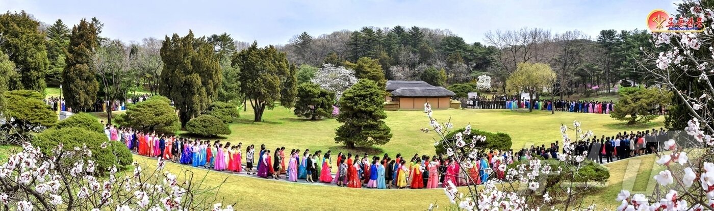 본문 이미지 - (평양 노동신문=뉴스1) = 북한 노동당 기관지 노동신문은 15일 김일성 주석 생일 114주년을 맞아 많은 일꾼(간부)과 근로자들이 만경대를 찾고 있다고 보도했다. [국내에서만 사용가능. 재배포 금지. DB 금지. For Use Only in the Republic of Korea. Redistribution Prohibited] rodongphoto@news1.kr