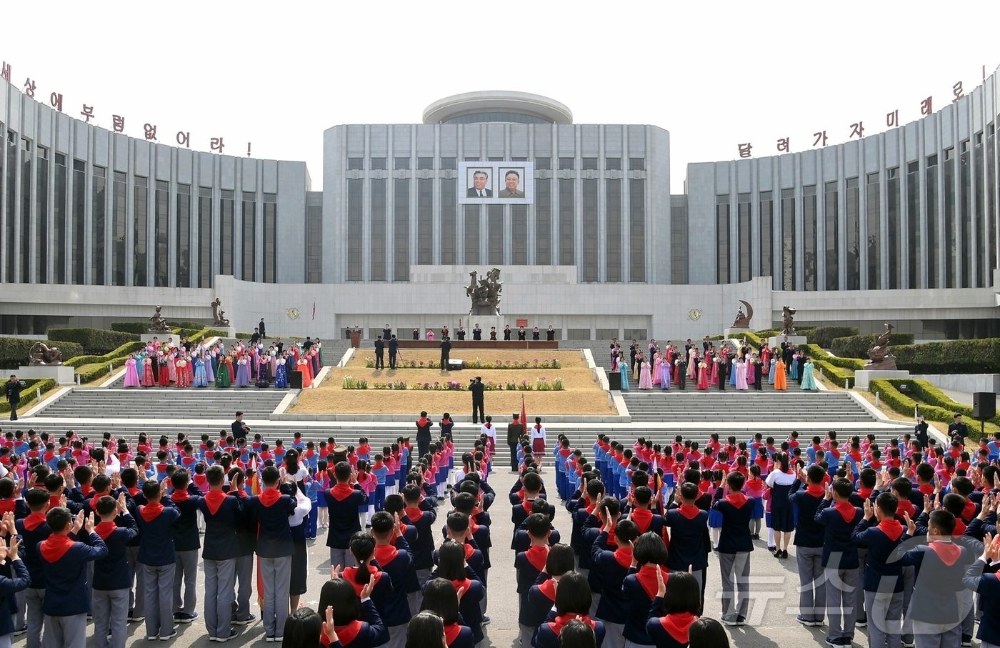 (평양 노동신문=뉴스1) = 북한 노동당 기관지 노동신문은 14일 김일성 생일 114주년을 맞아 조선소년단 전국연합단체대회가 만경대학생소년궁전 앞에서 진행됐다고 15일 보도했다.[ …