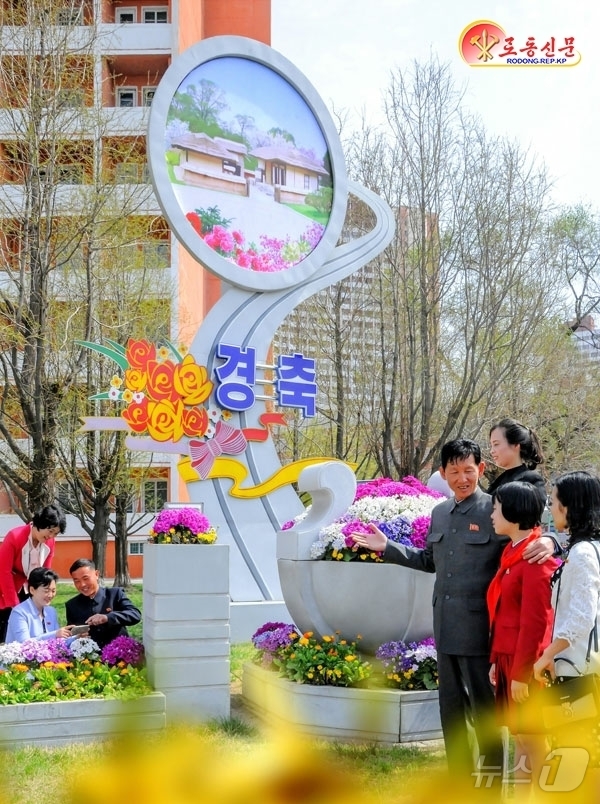 (평양 노동신문=뉴스1) = 북한 노동당 기관지 노동신문은 15일 "4월의 명절을 맞아 수도의 거리에 경축의 환희가 넘쳐흐른다"고 보도했다.[국내에서만 사용가능. 재배포 금지. D …