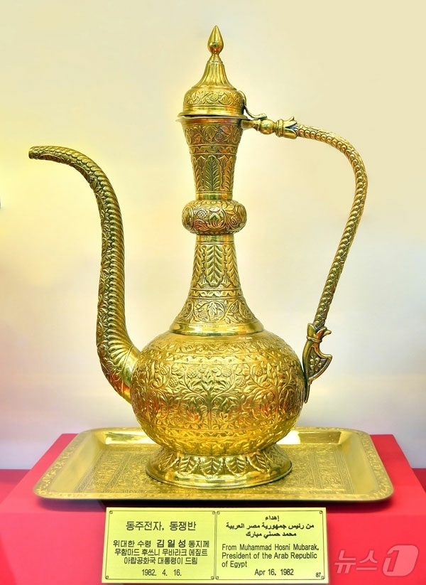 (평양 노동신문=뉴스1) = 북한 노동당 기관지 노동신문은 15일 "위대한 수령님의 탄생 70돌(주년)을 맞아 이집트 아랍공화국 대통령이 올린 선물"이라며 동주전자와 동쟁반을 조명 …