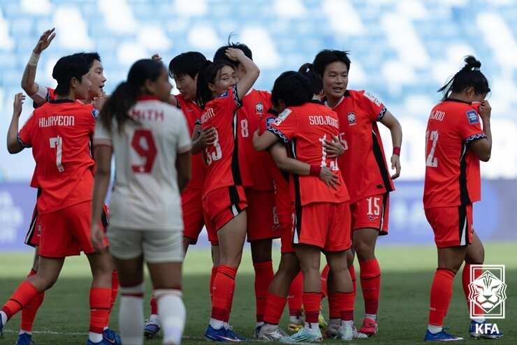 본문 이미지 - 전반 29분 김신지의 득점 이후 여자대표팀 선수들이 서로 기뻐하고 있다 (KFA 제공) 