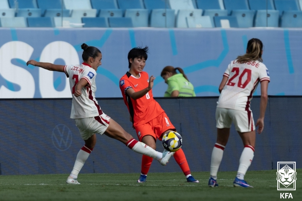 (서울=뉴스1) = 여자축구대표팀 김신지가 14일(현지시간) 브라질 쿠이아바 아레나 판타날에서 열린 'FIFA 시리즈 2026' 2차전 캐나다와의 경기에서 상대 선수와 볼 경합을 …