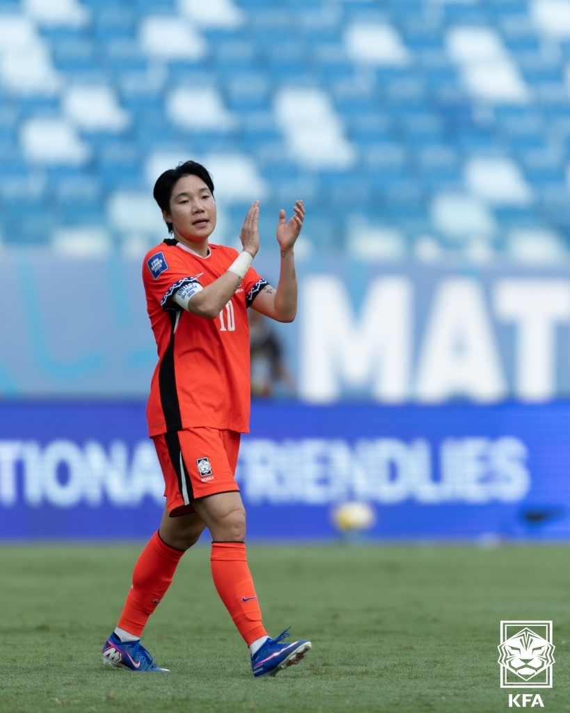 (서울=뉴스1) = 여자축구대표팀 주장 이금민이 14일(현지시간) 브라질 쿠이아바 아레나 판타날에서 열린 'FIFA 시리즈 2026' 2차전 캐나다와의 경기에서 동료들을 격려하고 …