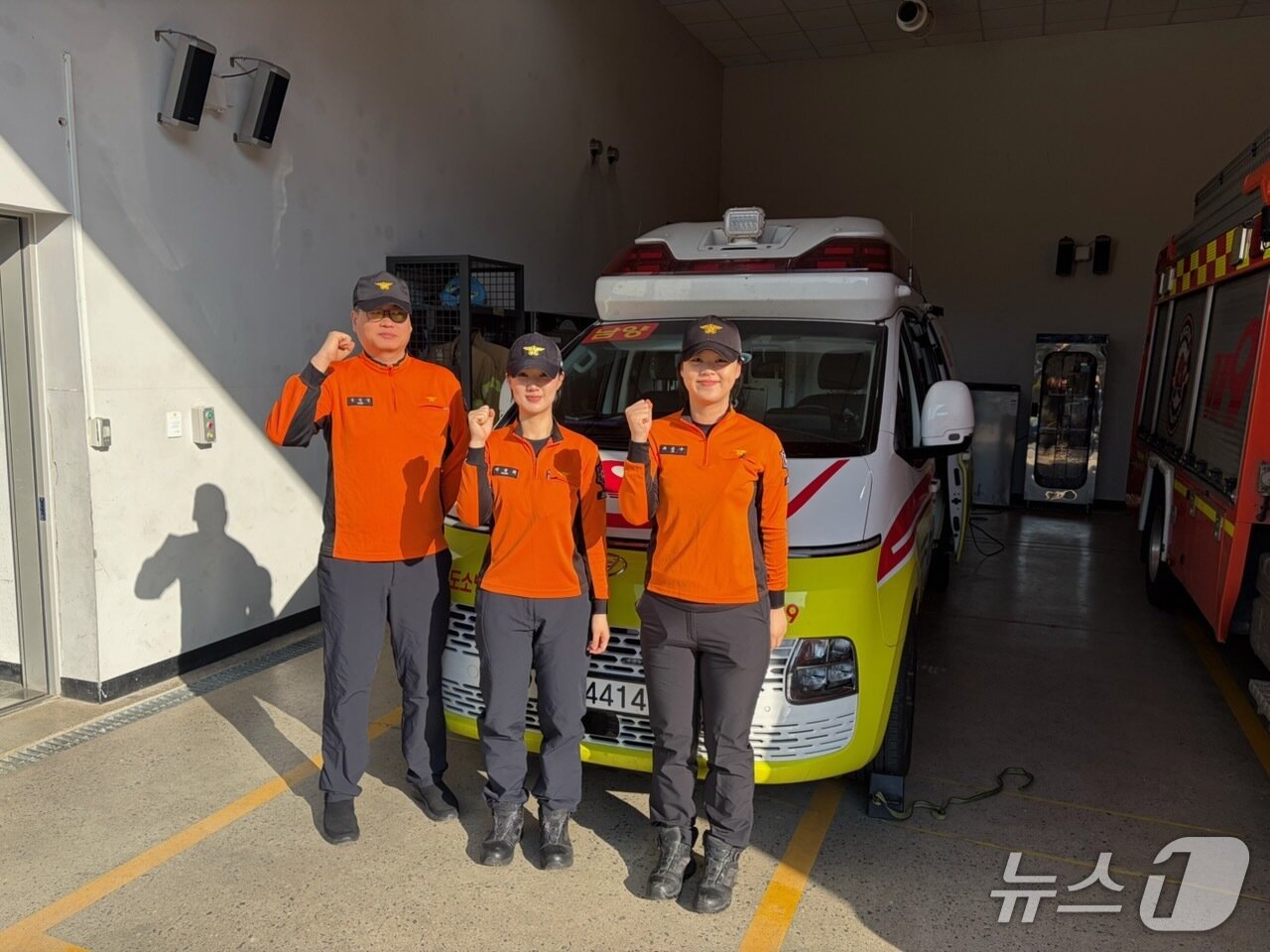 본문 이미지 - 경기 화성소방서 남양119안전센터 구급대 소속 심민영 소방장(왼쪽부터), 박종희·조은수 소방사. (화성소방서 제공. 재판매 및 DB 금지) 2026.4.15/뉴스1