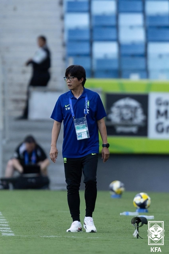 (서울=뉴스1) = 여자축구대표팀 신상우 감독이 14일(현지시간) 브라질 쿠이아바 아레나 판타날에서 열린 'FIFA 시리즈 2026' 2차전 캐나다와의 경기를 지켜보고 있다. (대 …