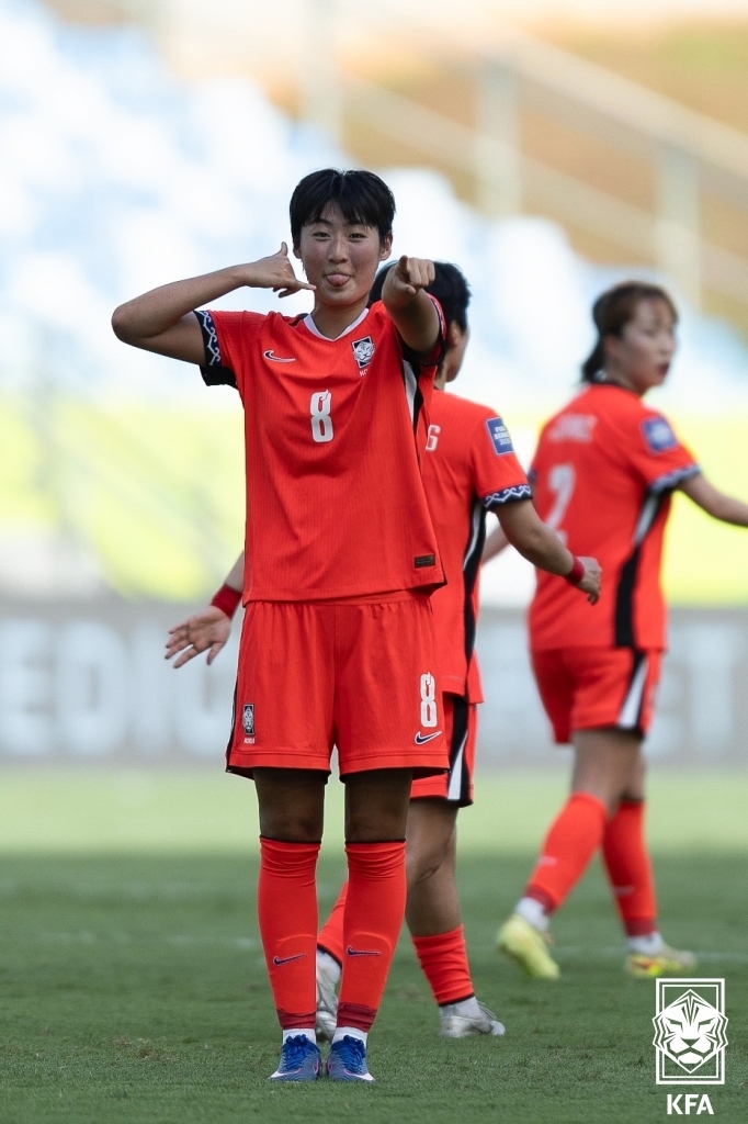 (서울=뉴스1) = 여자축구대표팀 김신지가 14일(현지시간) 브라질 쿠이아바 아레나 판타날에서 열린 'FIFA 시리즈 2026' 2차전 캐나다와의 경기에서 골을 넣은 뒤 세리머니를 …