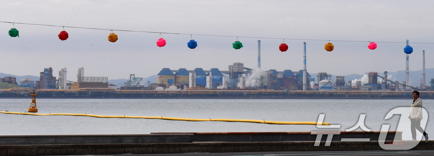 (포항=뉴스1) 최창호 기자 = 15일 경북 포항시 북구 영일대해수욕장 해안도로에서 아침 산책을 나온 시민이 포항불교사암연합회가 부처님 오신날을 앞두고 설치한 연등 아래로 걸어가고 …