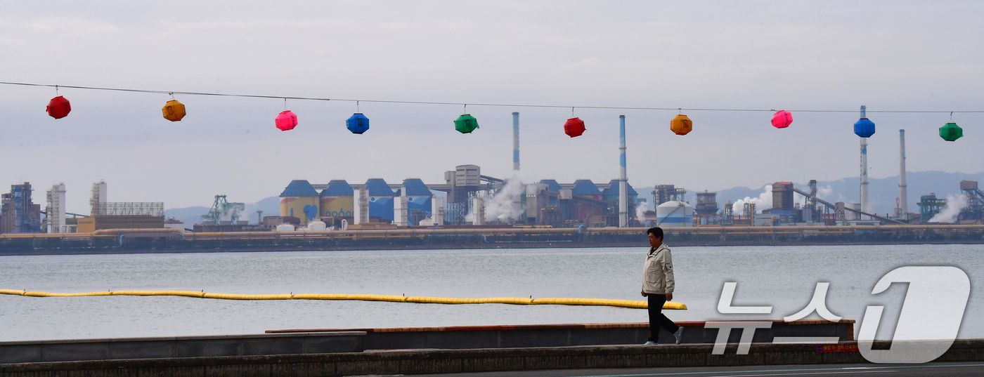 (포항=뉴스1) 최창호 기자 = 15일 경북 포항시 북구 영일대해수욕장 해안도로에서 아침 산책을 나온 시민이 포항불교사암연합회가 부처님 오신날을 앞두고 설치한 연등 아래로 걸어가고 …