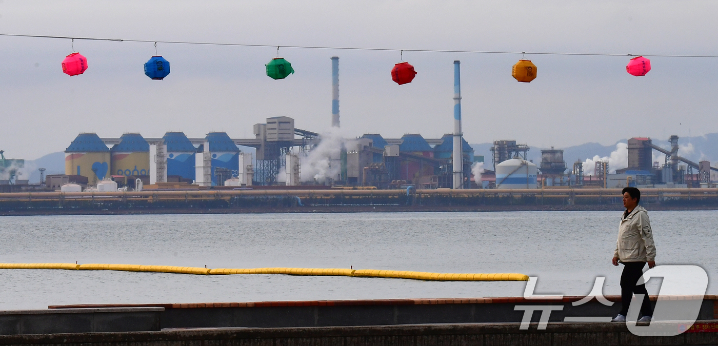 (포항=뉴스1) 최창호 기자 = 15일 경북 포항시 북구 영일대해수욕장 해안도로에서 아침 산책을 나온 시민이 포항불교사암연합회가 부처님 오신날을 앞두고 설치한 연등 아래로 걸어가고 …