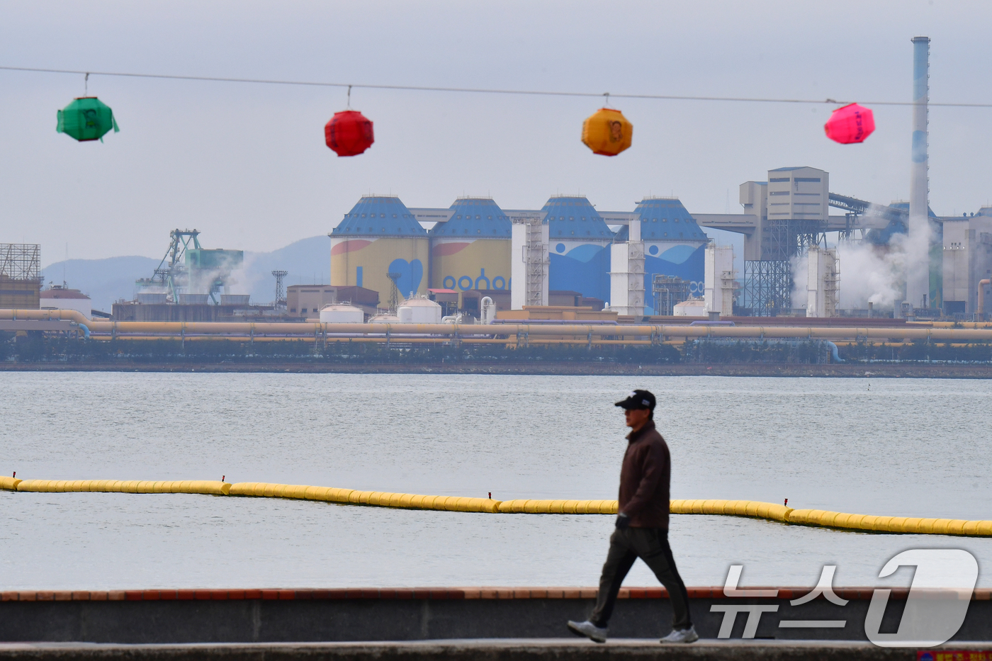 (포항=뉴스1) 최창호 기자 = 15일 경북 포항시 북구 영일대해수욕장 해안도로에서 아침 산책을 나온 시민이 포항불교사암연합회가 부처님 오신날을 앞두고 설치한 연등 아래로 걸어가고 …