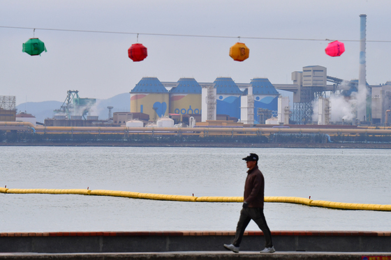 부처님 오신날 앞두고 봉축 연등 아래 산책