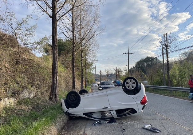 승용차 언덕 6m 아래 도로로 굴러 떨어져 전복…70대 운전자 숨져