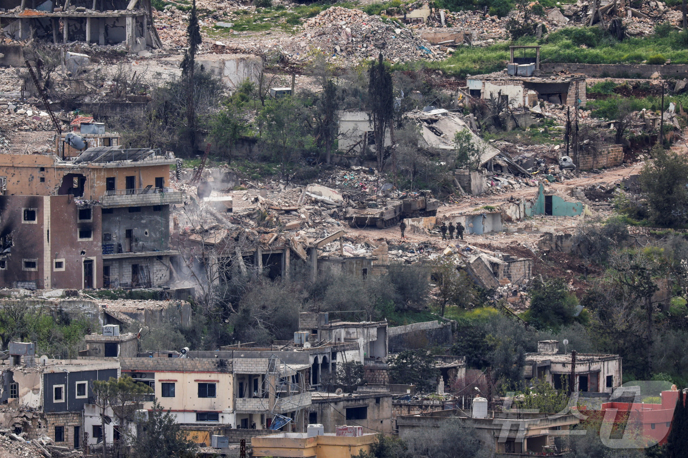 (이스라엘·레바논 국경 로이터=뉴스1) 장용석 기자 = 이스라엘군 병력이 14일(현지시간) 국경 인근 남부 레바논 지역에서 공습으로 파괴된 건물들 사이를 지나가고 있다. 2026. …