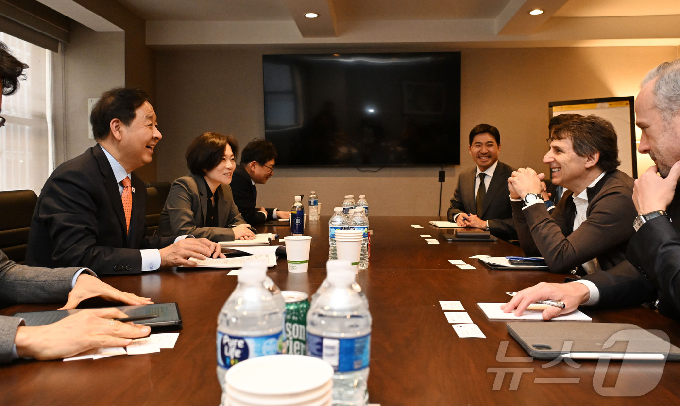 (서울=뉴스1) = 구윤철 부총리 겸 재정경제부 장관이 14일(현지시간) 미국 더 웨스턴 뉴욕 센트럴호텔에서 마크 로완 아폴로 회장과 면담을 하고 있다. (재정경제부 제공. 재판매 …