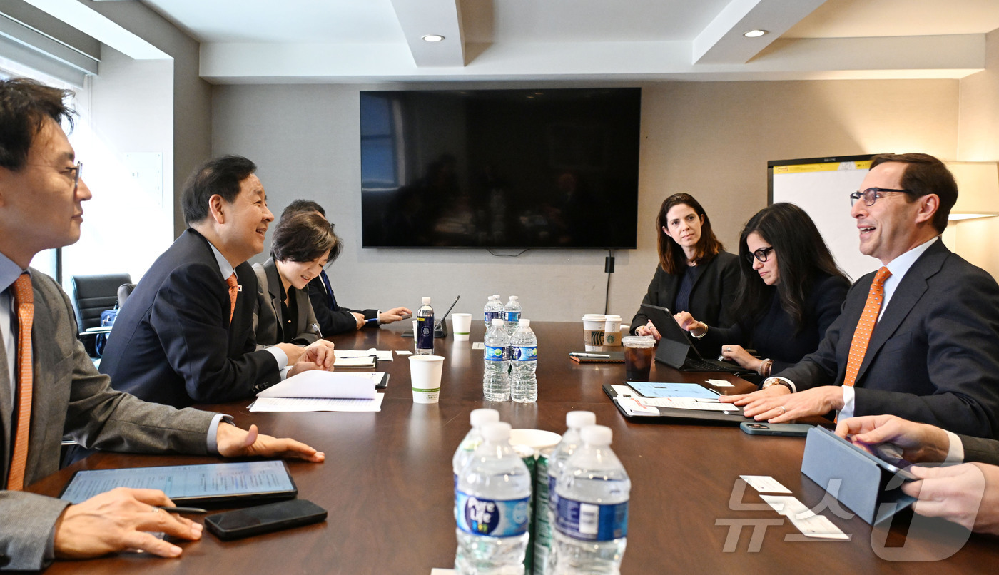 (서울=뉴스1) = 구윤철 부총리 겸 재정경제부 장관이 14일(현지시간) 미국 더 웨스턴 뉴욕 센트럴호텔에서 롭 골드스테인 블랙락 최고운영책임자(COO)와 면담을 하고 있다. (재 …