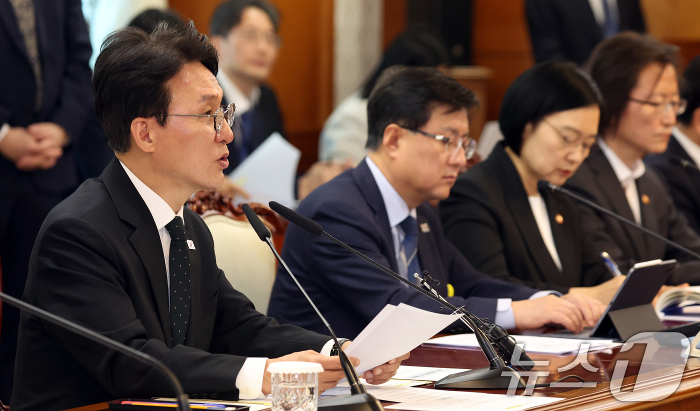 (서울=뉴스1) 김명섭 기자 = 김민석 국무총리가 15일 오전 서울 종로구 세종대로 정부서울청사에서 열린 제5차 비상경제본부 회의에서 모두 발언을 하고 있다. 2026.4.15/뉴 …