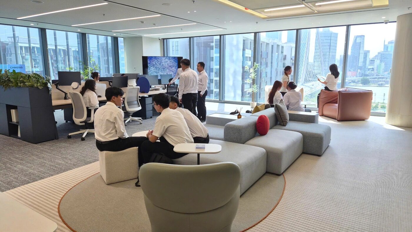 본문 이미지 - 호치민 공과대학교 학생들이 퍼시스 베트남 쇼룸을 둘러보고 있다.(퍼시스 제공)