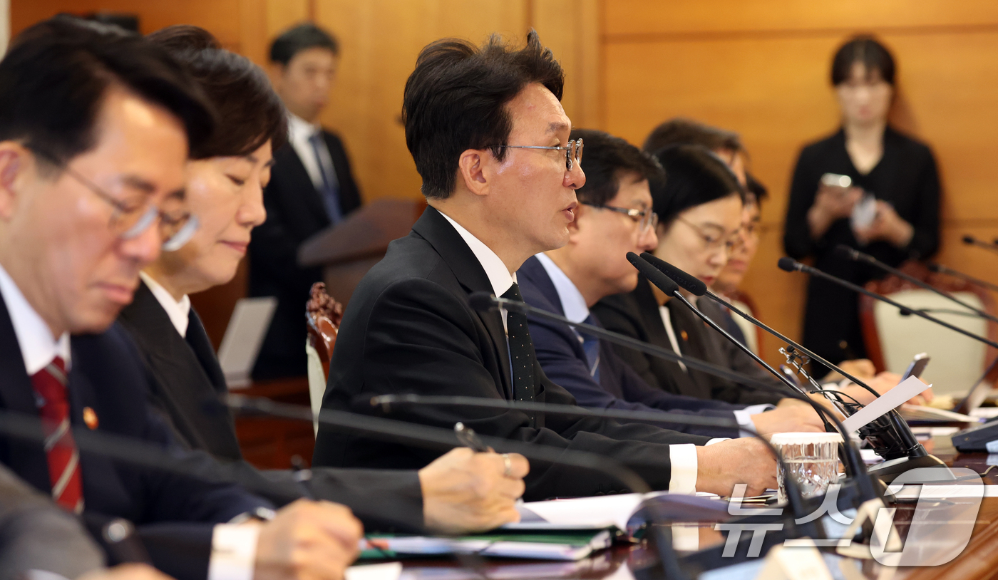 (서울=뉴스1) 김명섭 기자 = 김민석 국무총리가 15일 오전 서울 종로구 세종대로 정부서울청사에서 열린 제5차 비상경제본부 회의에서 모두 발언을 하고 있다. 2026.4.15/뉴 …