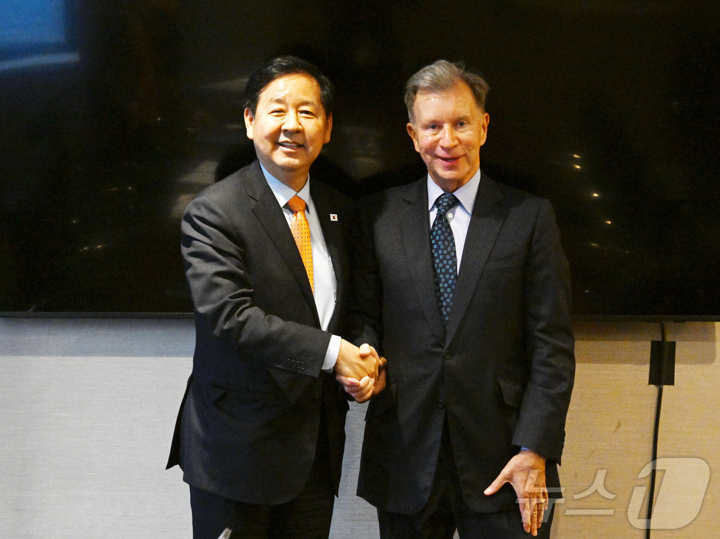 (서울=뉴스1) = 구윤철 부총리 겸 재정경제부 장관이 14일(현지시간) 미국 더 웨스턴 뉴욕 센트럴호텔에서 존 스터진스키 핌코 부회장과 기념촬영을 하고 있다. (재정경제부 제공. …