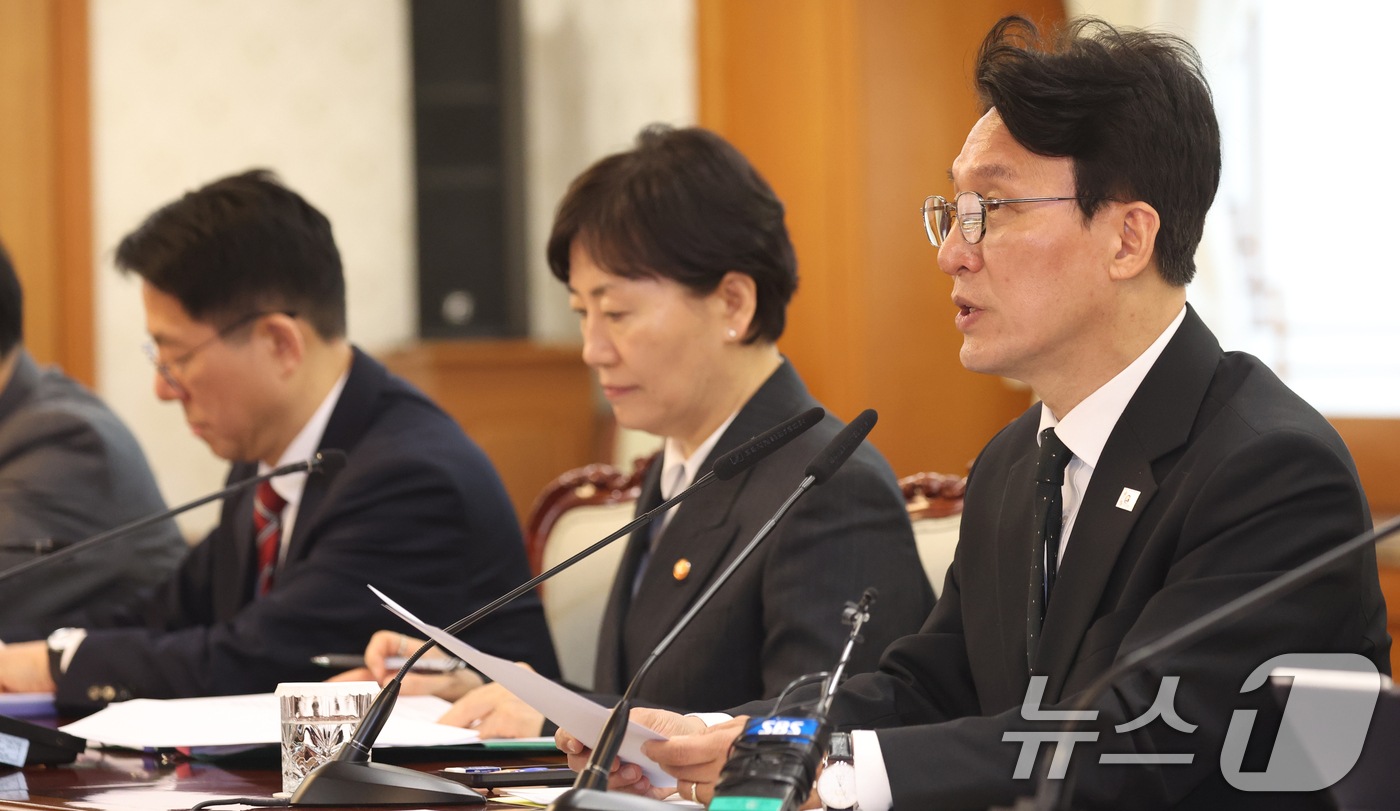 (서울=뉴스1) 김명섭 기자 = 김민석 국무총리가 15일 오전 서울 종로구 세종대로 정부서울청사에서 열린 제5차 비상경제본부 회의에서 모두 발언을 하고 있다.  2026.4.15/ …