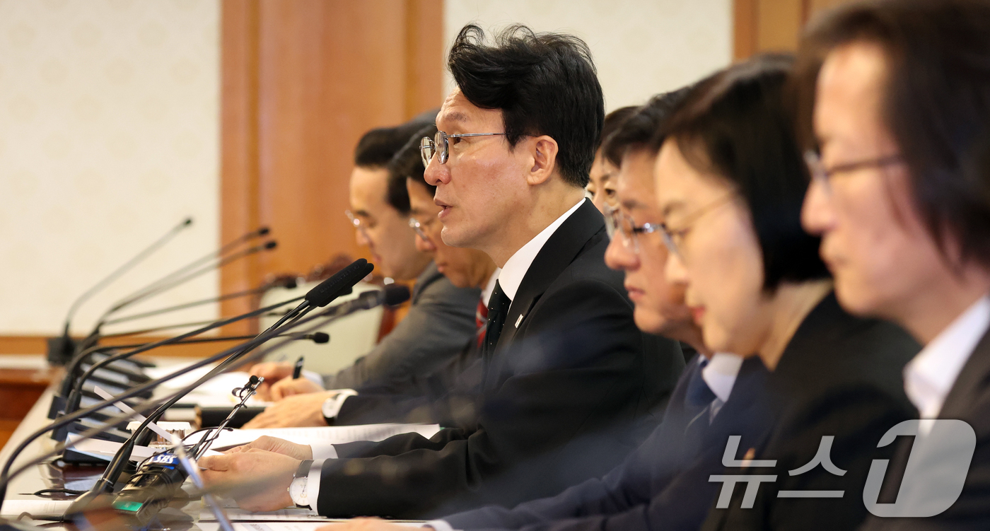 (서울=뉴스1) 김명섭 기자 = 김민석 국무총리가 15일 오전 서울 종로구 세종대로 정부서울청사에서 열린 제5차 비상경제본부 회의에서 모두 발언을 하고 있다.  2026.4.15/ …